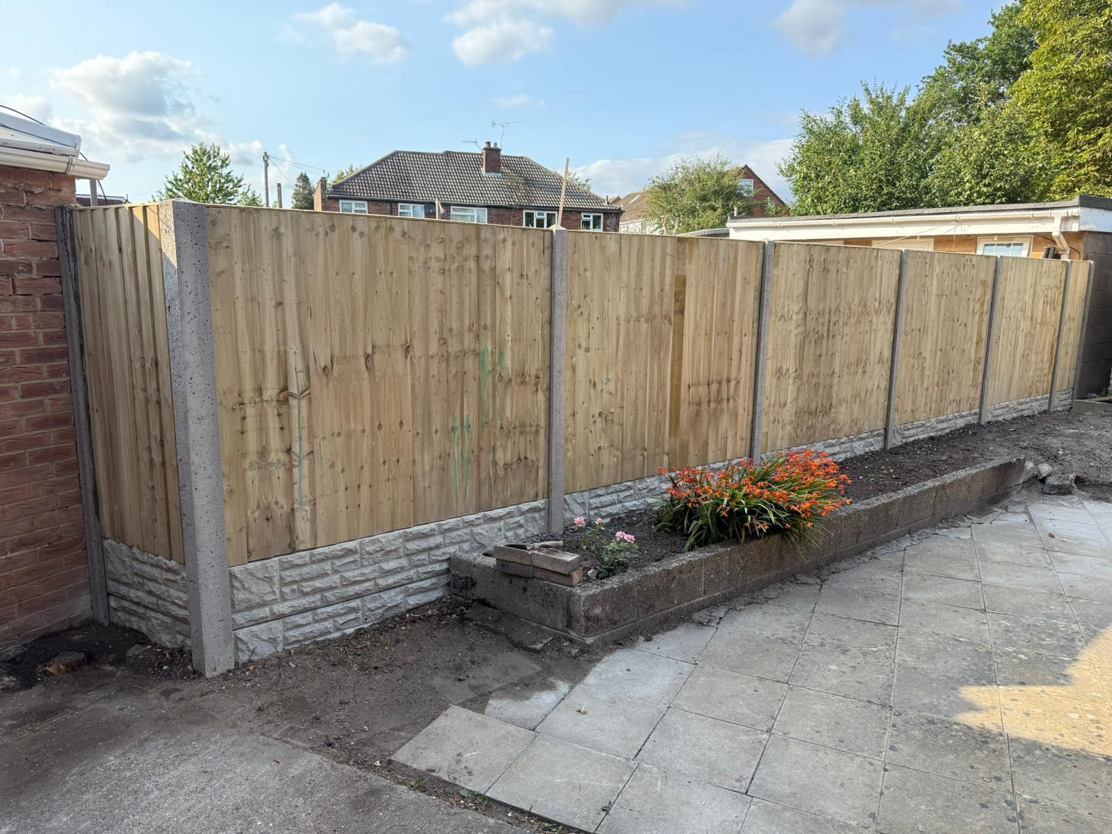 Closeboard fence with stone gravel boards